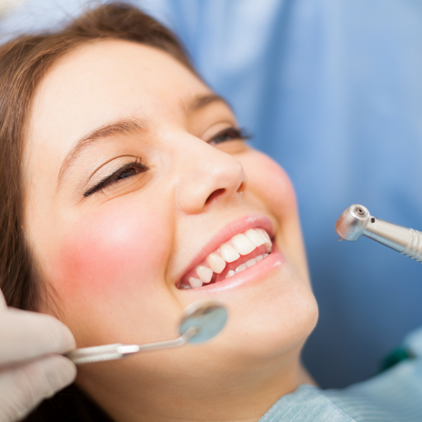 Señales de que debes hacerte una limpieza dental profesional
