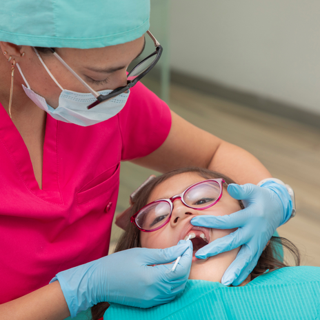 Imagen de niña siendo tratada por un especialista en dientes usada para página de ortodoncia