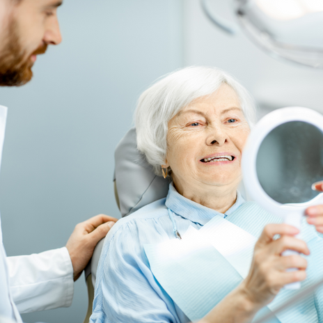 Mantener una sonrisa sana en la tercera edad | MyDentiss