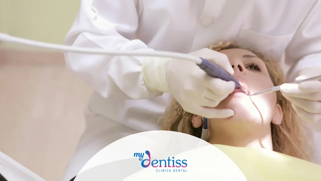 Imagen de mujer embarazada asistiendo al dentista usada como fondo para blog