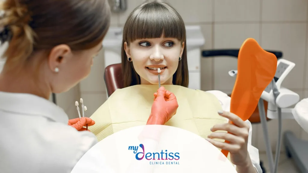 Chica eligiendo sus carillas dentales usada como fondo para blog de mydentiss