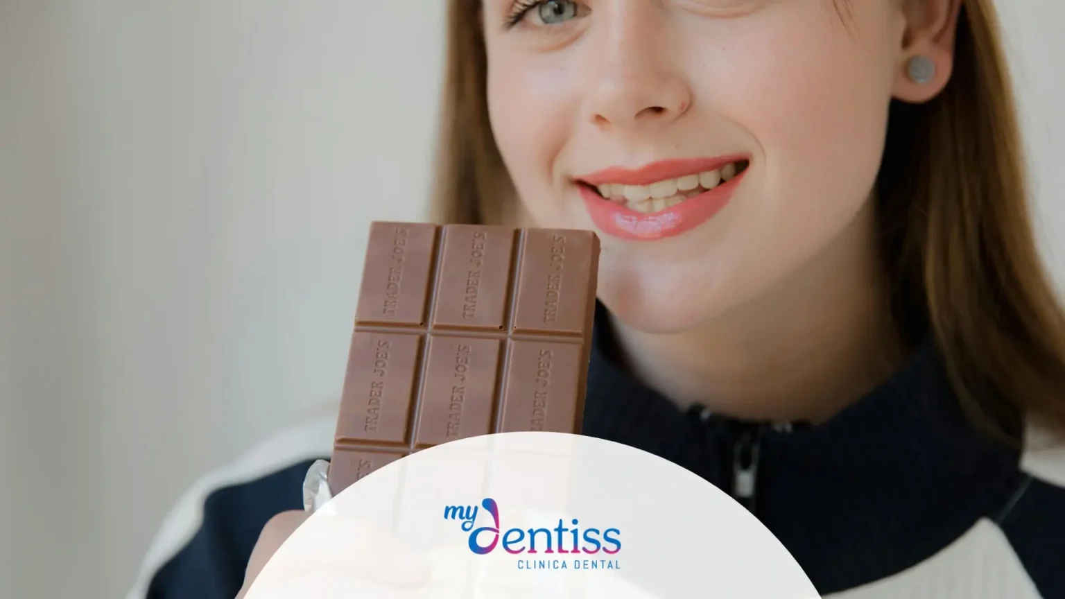 Chica comiendo chocolate usada para fondo de blog de blanqueamiento de mydentiss