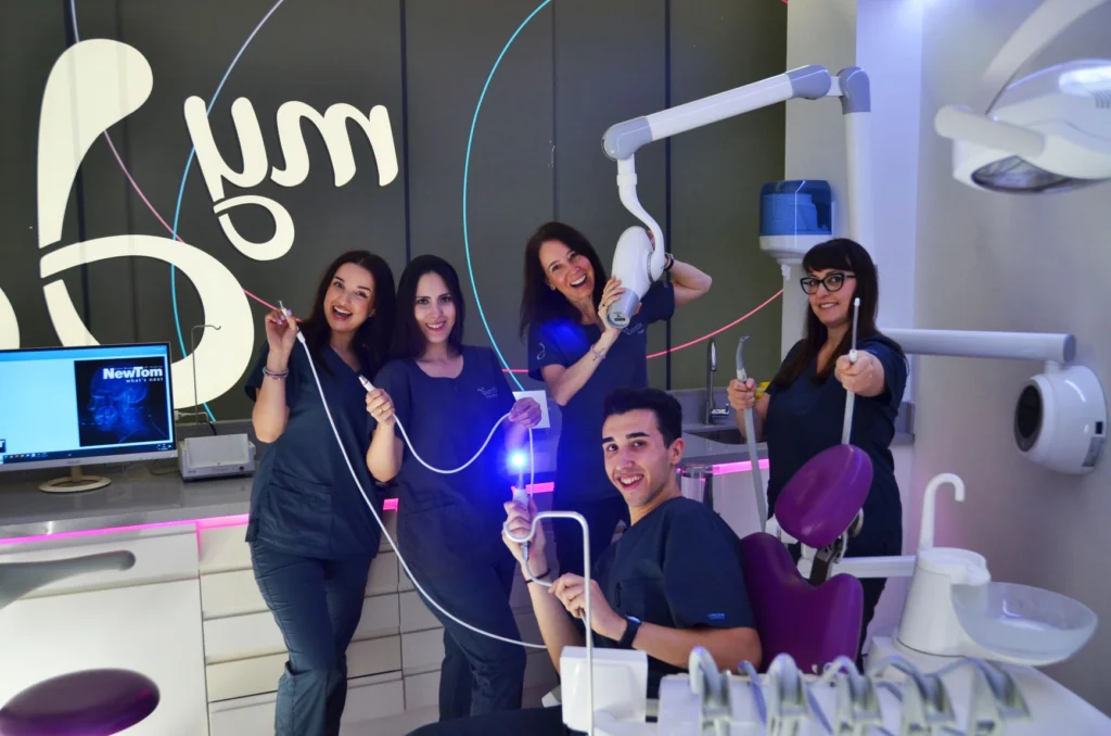 Imagen del equipo de mydentiss usada para sección de página de Trabaja con nosotros