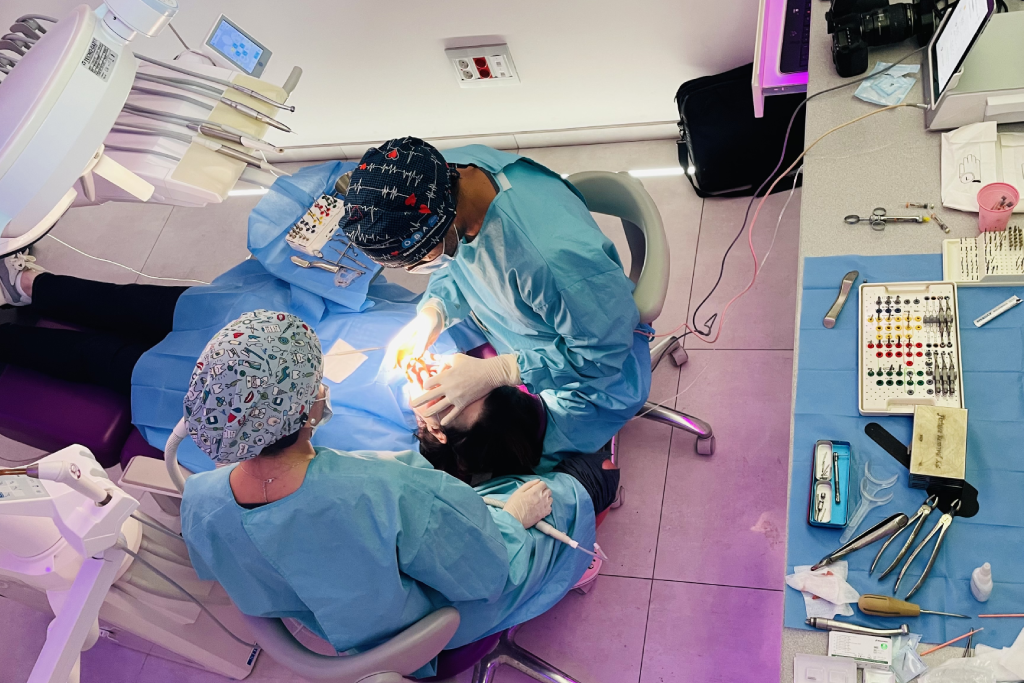 Imagen de médicos realizando operación, tomada desde arriba de la clínia de mydentiss usada en página de estética dental