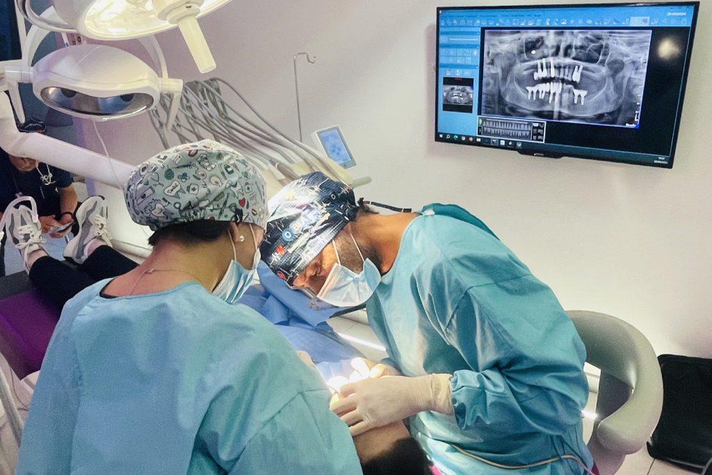 Imagen de médicos realizando operación usada para página de trabaja con nosotros