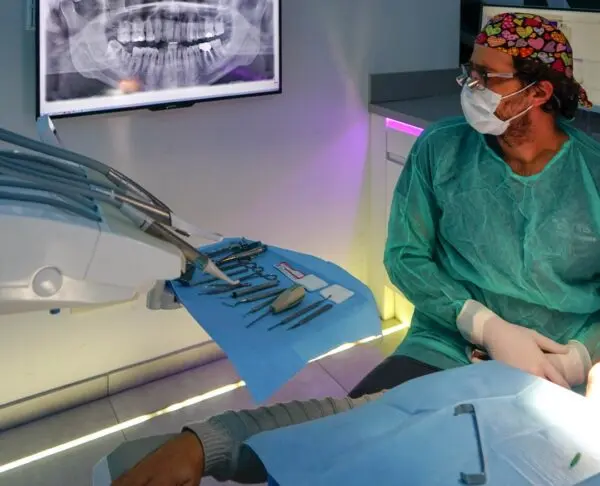 Imagen de médico odontólogo mirando radiografías usada para página de odontología conservadora