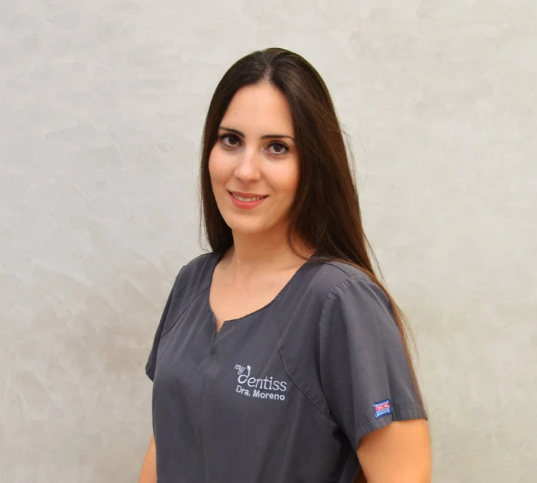 Imagen de uno de los médicos pertenecientes a la clínica dental en barcelona Mydentiss llamada Isabel moreno