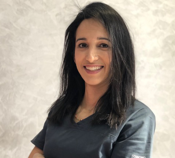 Imagen de uno de los médicos pertenecientes a la clínica dental en barcelona Mydentiss llamada Isabel Angulo