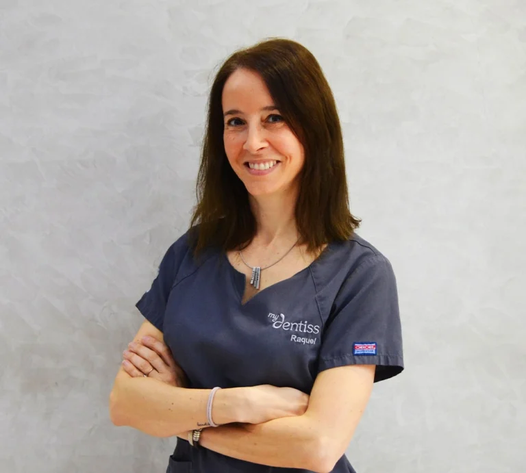 Imagen de uno de los médicos pertenecientes a la clínica dental en barcelona Mydentiss llamada Raquel