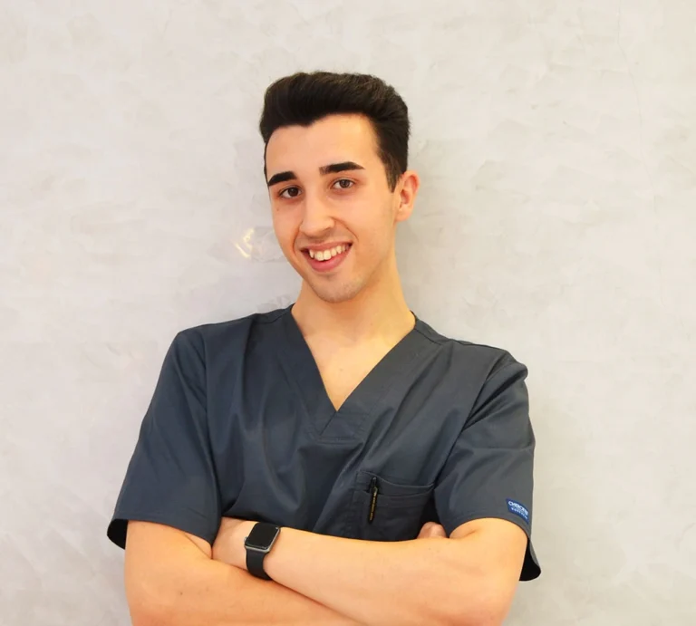 Imagen de el recepcionista perteneciente a la clínica dental en barcelona Mydentiss llamado Javi