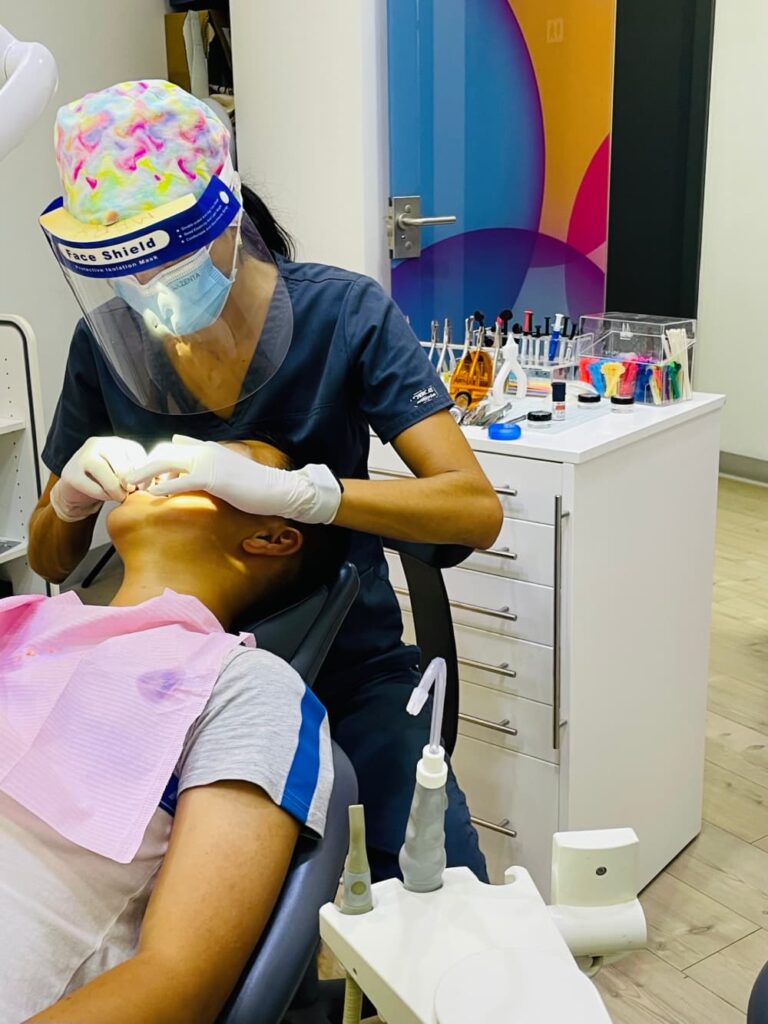 Imagen de dentista haciendo revisión a una persona usada para página de odontología conservadora