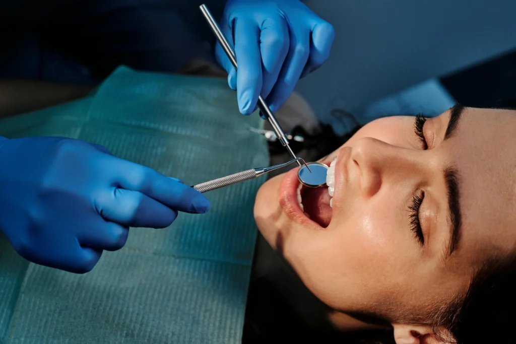 Imagen de chica realizándose una revisión usada para página de urgencias dentales Mydentiss