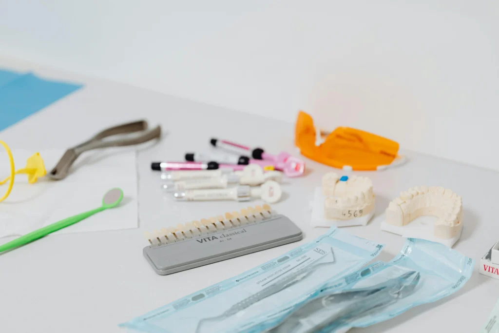Imagen de utensilios médicos de odontología usados para página de carillas dentales