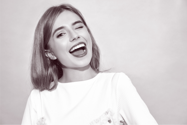 Imagen de chica en blanco y negro usada para página de odontología conservadora