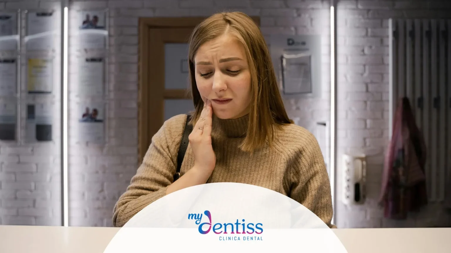 Imagen de chica con dolor d emuela usada como fondo para blog de Mydentiss: ¿Cuál es la mejor placa para el bruxismo?