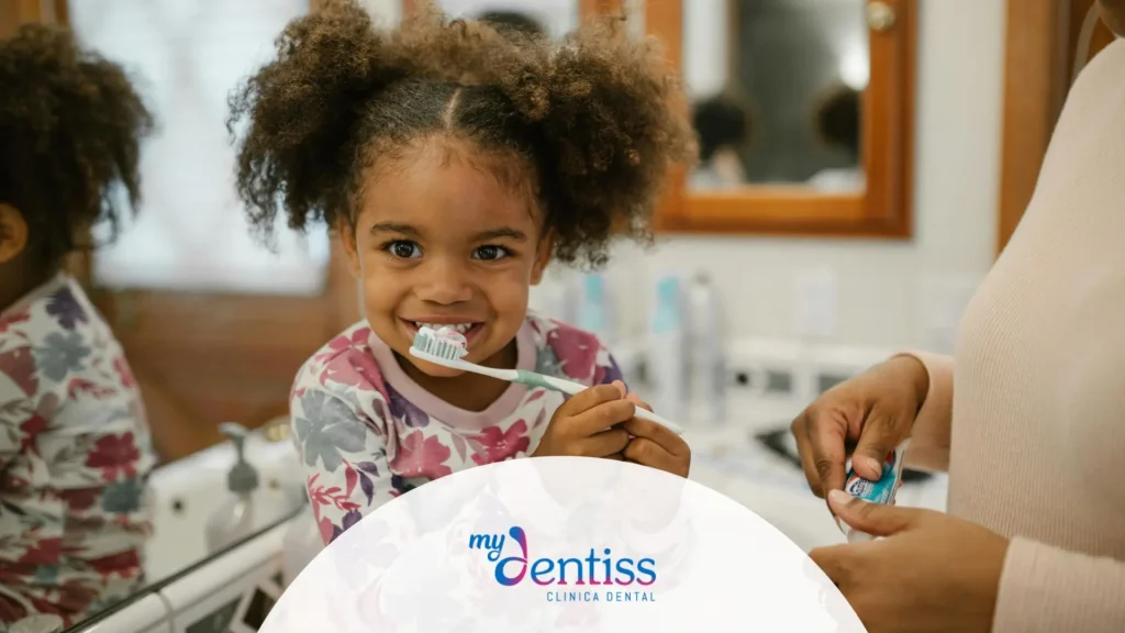 Imagen de chica morena cepillandose los dientes usada como fondo para blog de Mydentiss: ¿Qué diente se cae primero?