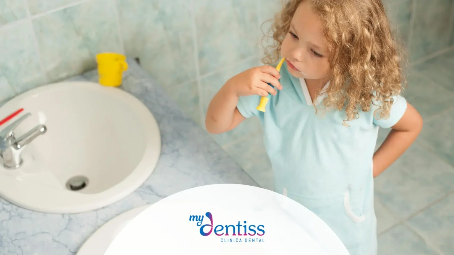 Imagen de niña rubia cepillandose los dientes usada como fondo para blog de Mydentiss: ¿Cuándo empiezan a crecer los dientes?