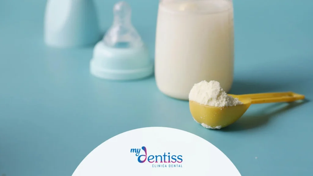 Imagen de biberón de bebé con fondo azul usada como fondo para blog de: Caries del biberón Mydentiss