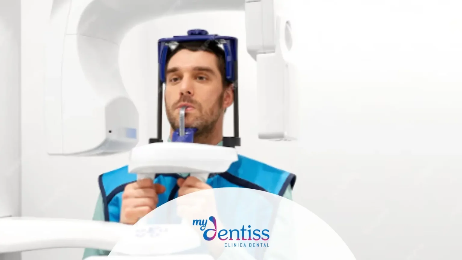 odontólogo analizando escáner 3D CBCT con tecnología de inteligencia artificial