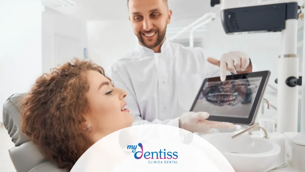 Paciente viendo en pantalla el diseño digital de su futura sonrisa en 3D en una clínica dental