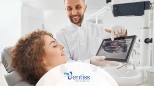 Paciente viendo en pantalla el diseño digital de su futura sonrisa en 3D en una clínica dental