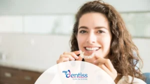 Paciente adulto mostrando sus alineadores de ortodoncia invisible durante revisión dental