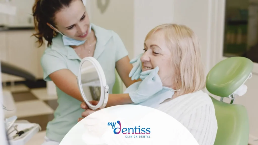 Paciente en silla de ruedas accediendo a clínica dental adaptada con asistencia personalizada