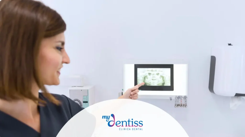 Dentista utilizando escáner intraoral con tecnología digital en paciente