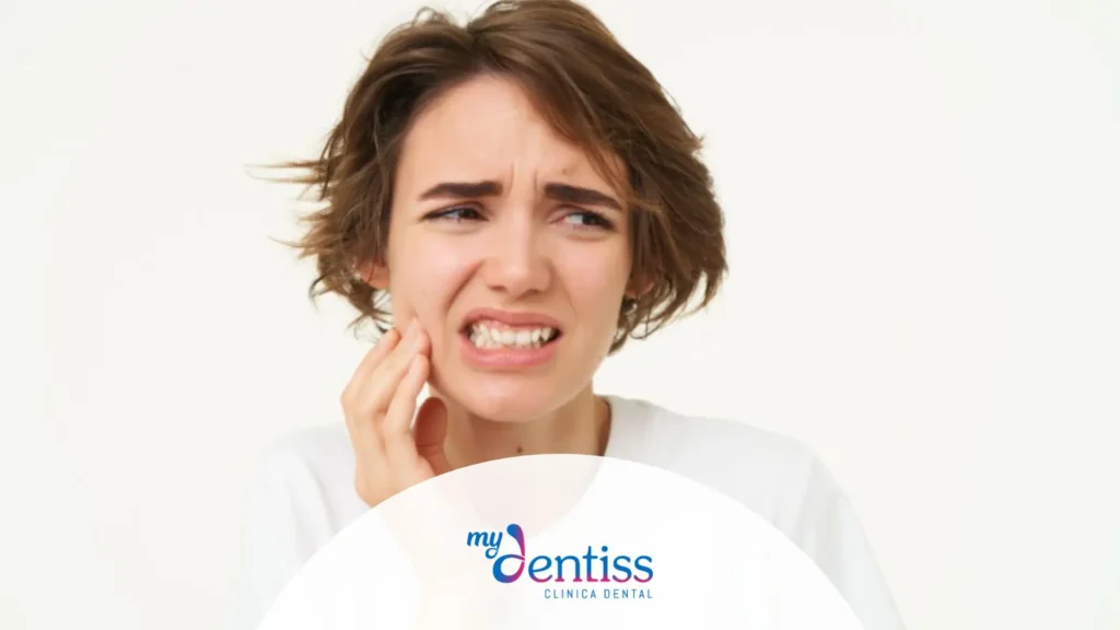 Dentista evaluando encías inflamadas de un paciente con enfermedad periodontal