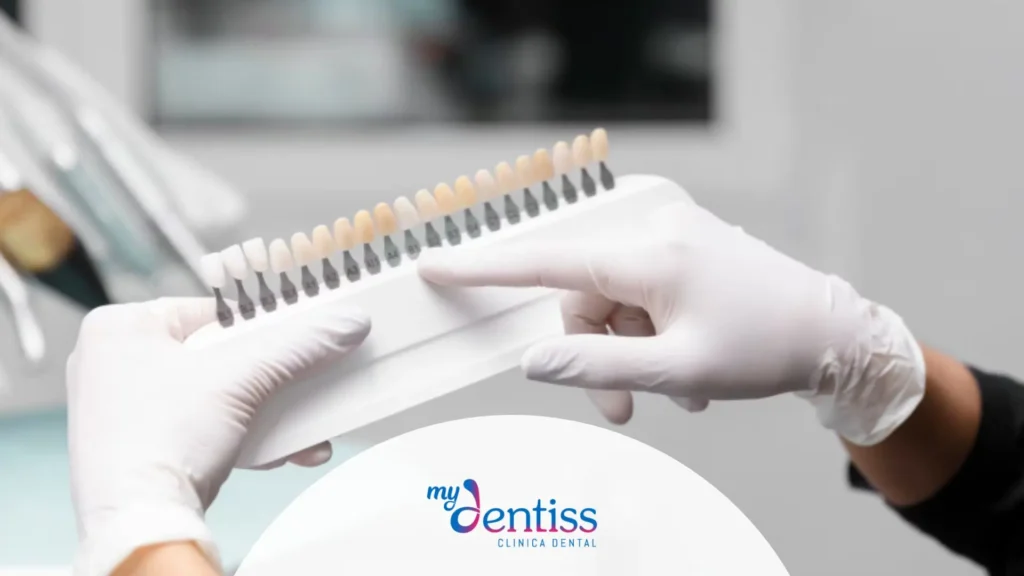 Paciente mostrando sonrisa blanca tras tratamiento de blanqueamiento dental