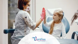 Niño pequeño en su primera visita al dentista, acompañado de sus padres