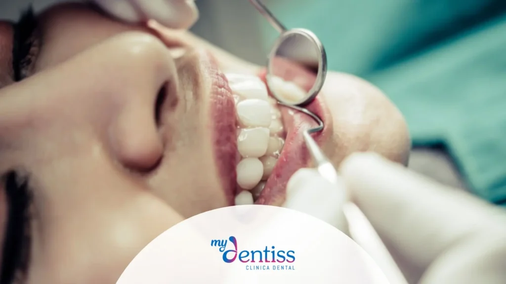 Dentista realizando una revisión dental anual en clínica