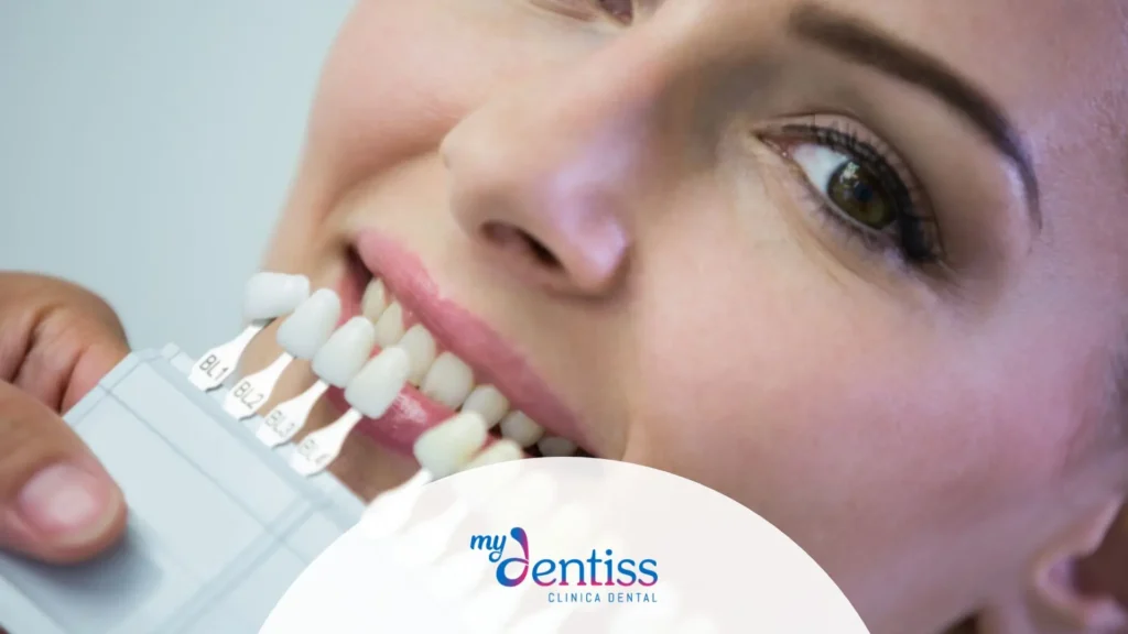 Paciente manteniendo su blanqueamiento dental en verano evitando bebidas frías pigmentantes