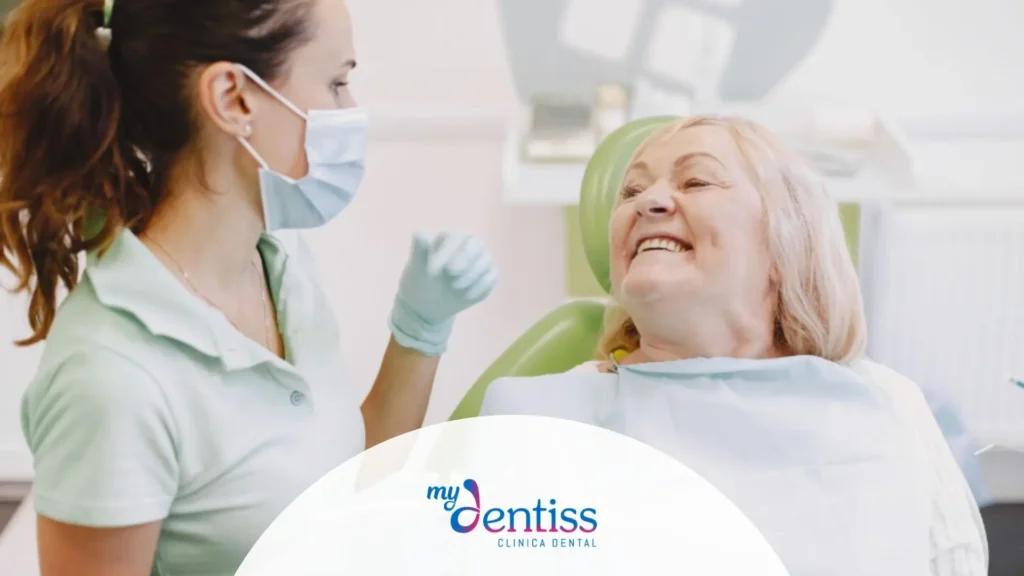 Imagen representativa de la odontología en la tercera edad que muestra los cambios invisibles del envejecimiento bucal, como el desgaste dental, la sequedad oral