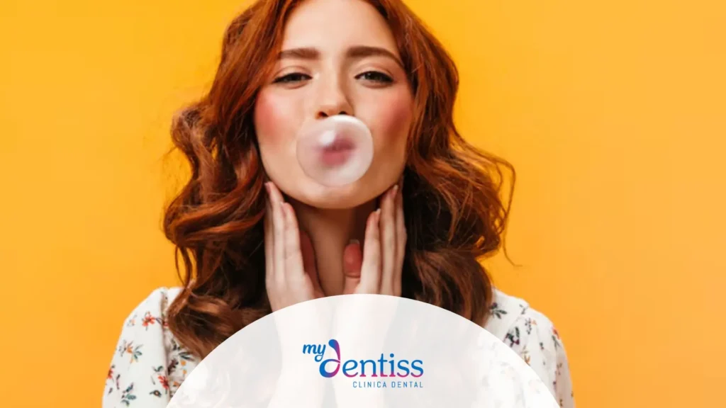 Imagen representativa del hábito de masticar chicle y su relación con la salud bucodental, mostrando cómo el uso de chicle sin azúcar puede influir en la saliva