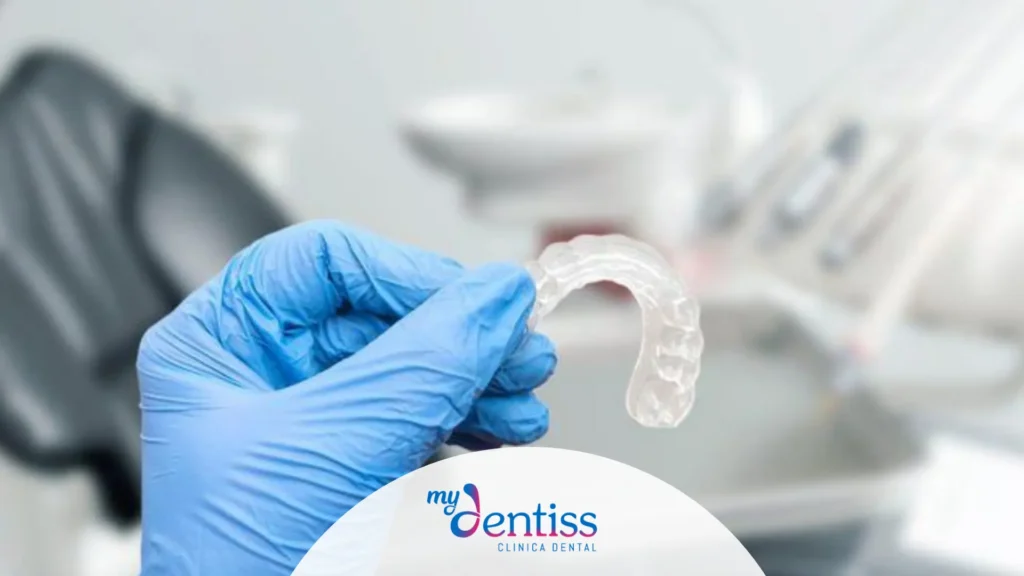Férula de descarga dental transparente para proteger los dientes del bruxismo