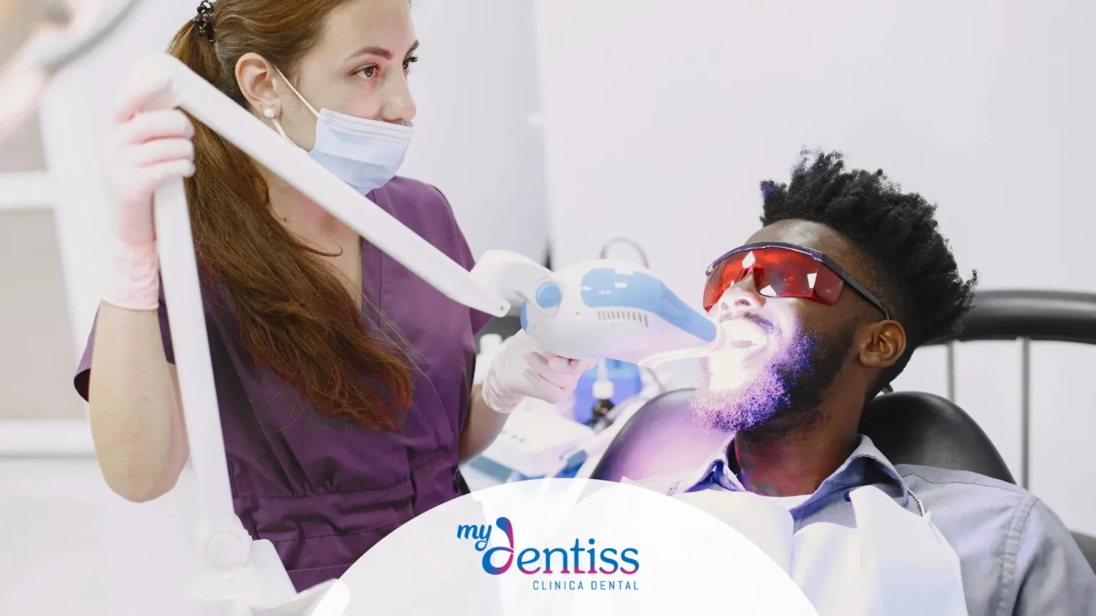 Dentista realizando un tratamiento de blanqueamiento dental profesional en clínica
