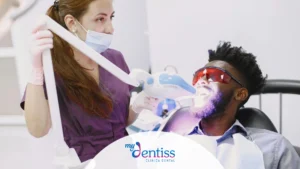Dentista realizando un tratamiento de blanqueamiento dental profesional en clínica