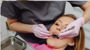 Dentista examinando las encías de un paciente durante una revisión periodontal