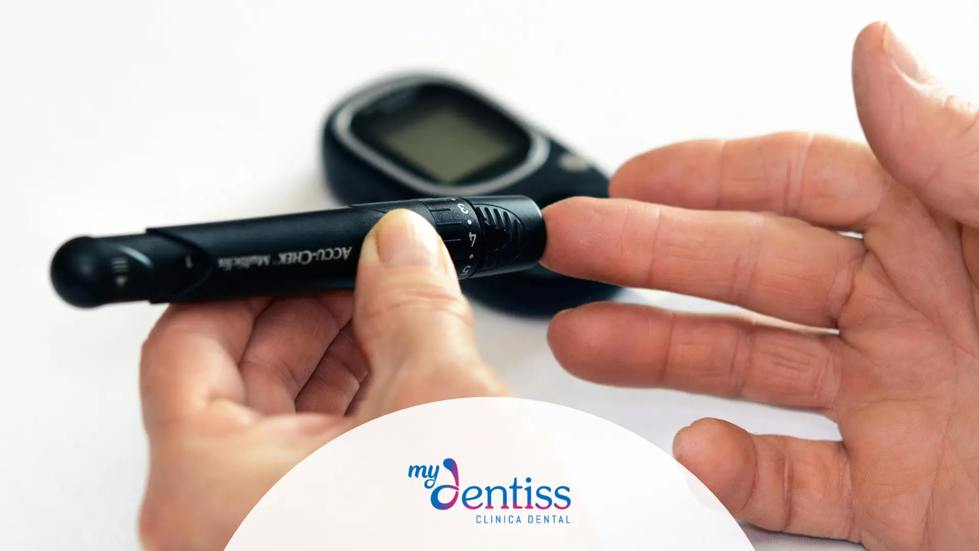 Imagen de persona pinchandose para diabetes usada como fondo de blog de mydentiss