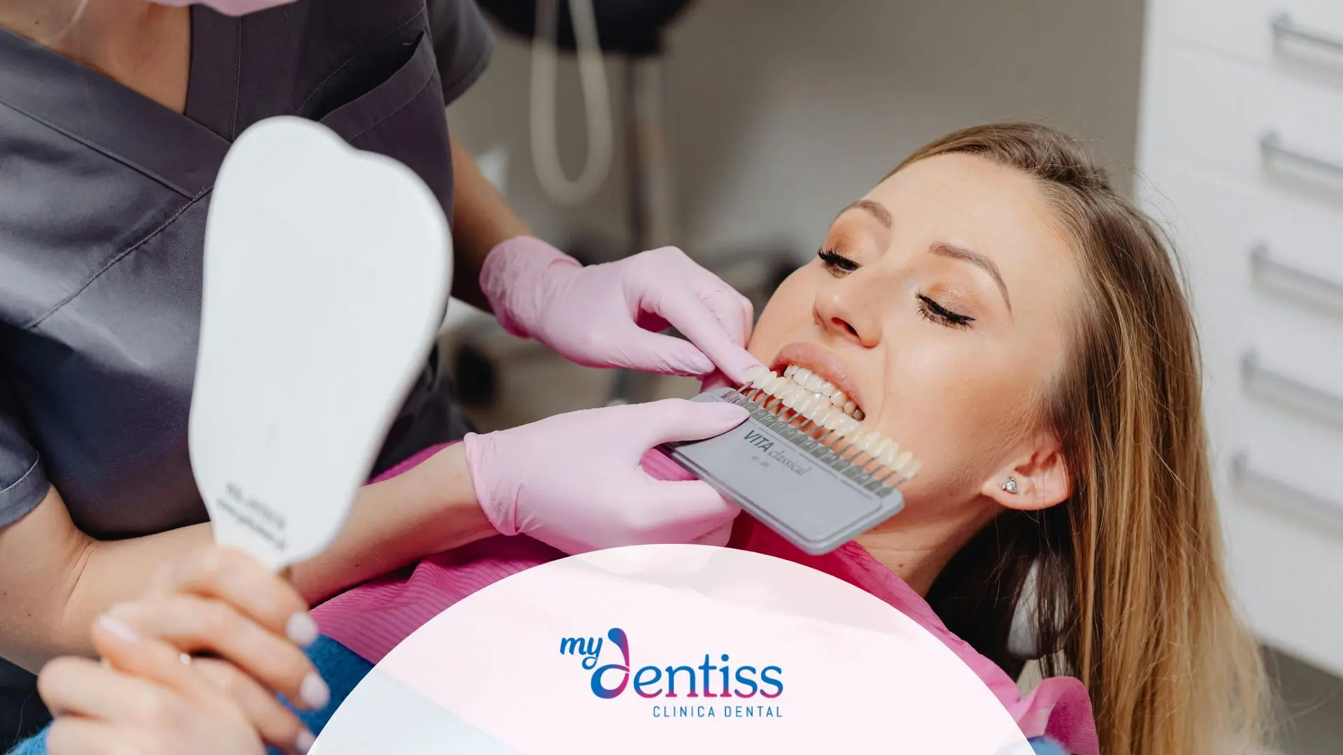 Imagen de chica realizando blanqueamiento dental usada como fondo para blog