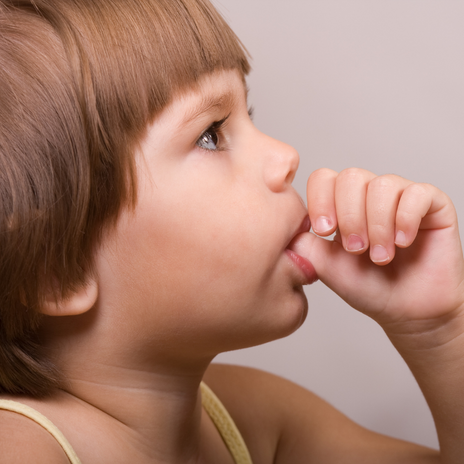 Chuparse el dedo y otros hábitos perjudiciales en la infancia